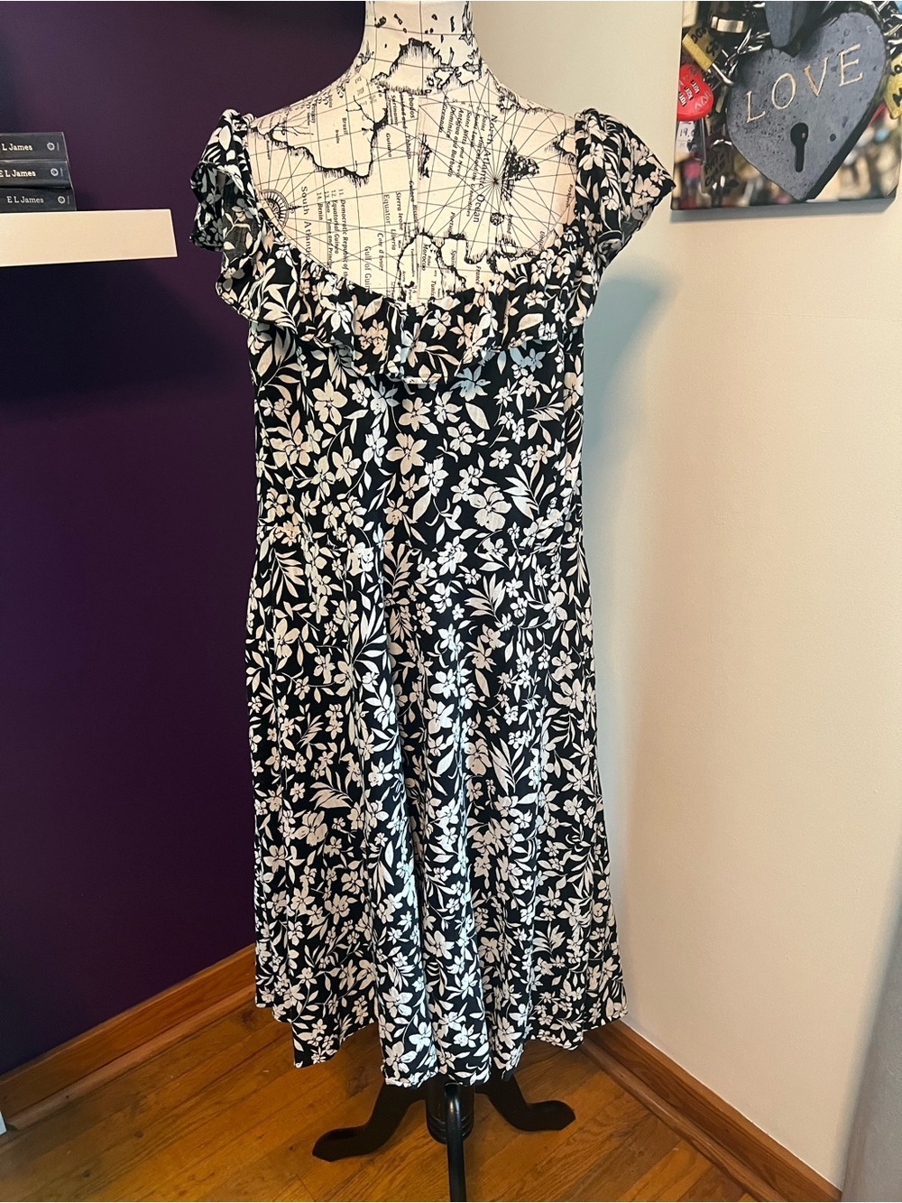 7 for $30 Old Navy Black and White Floral Ruffle-Neck Sleeveless Dress